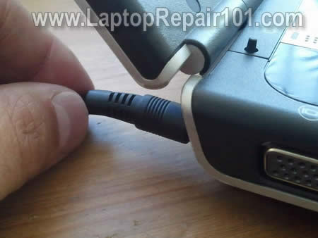 Menggoyangkan konektor adaptor